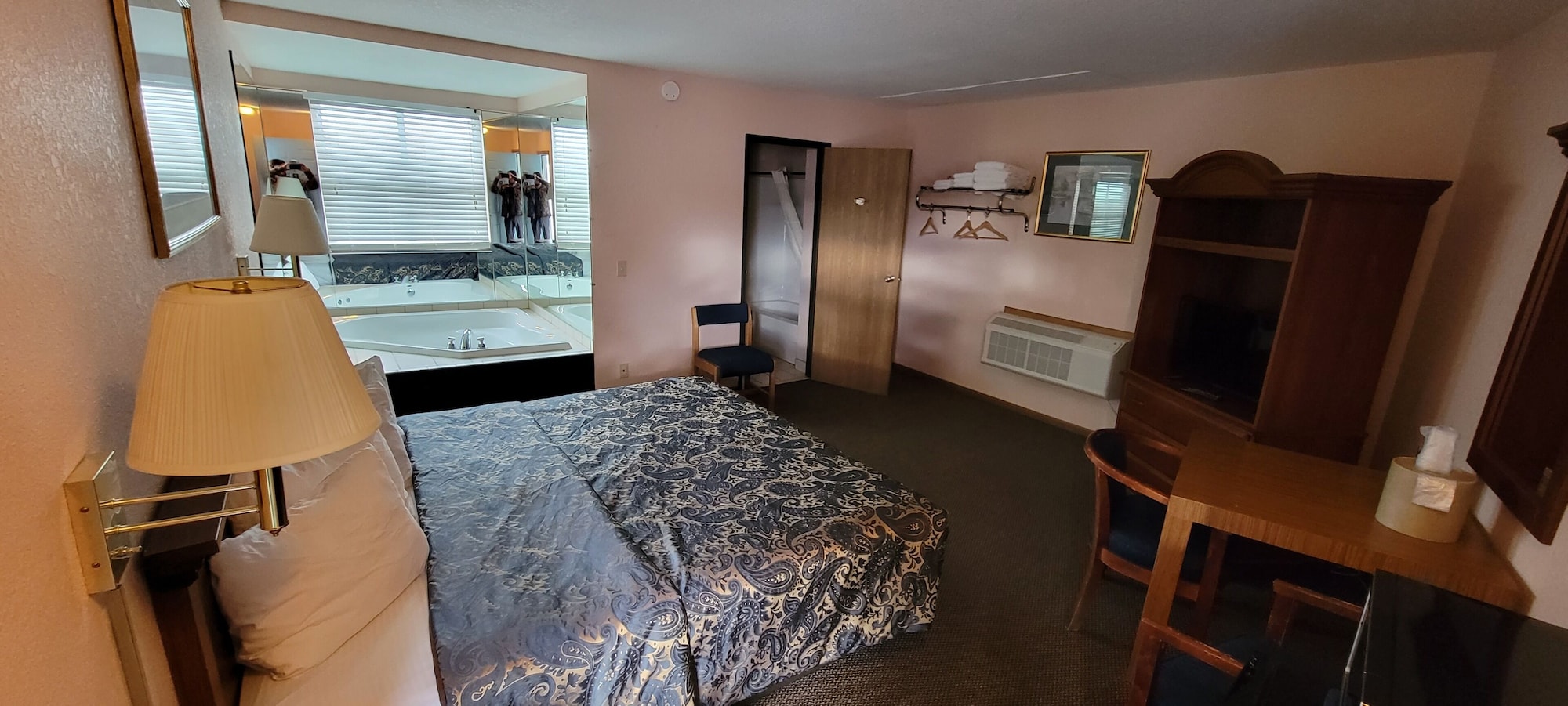 ROOM, KING BED, HOT TUB