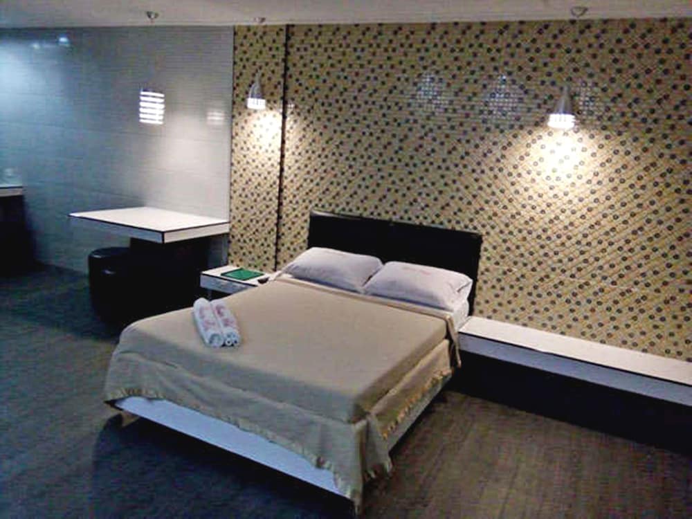 New Winston Hotel 12/31