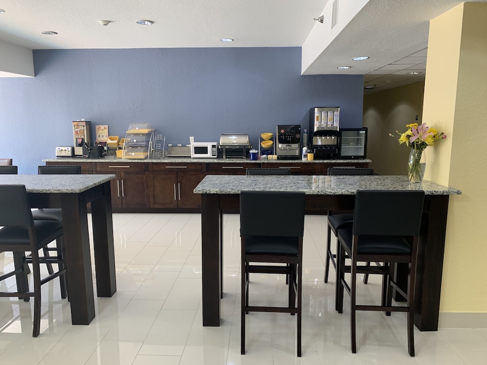 Days Inn And Suites By Wyndham Tampa Raymond James Stadium 38/51
