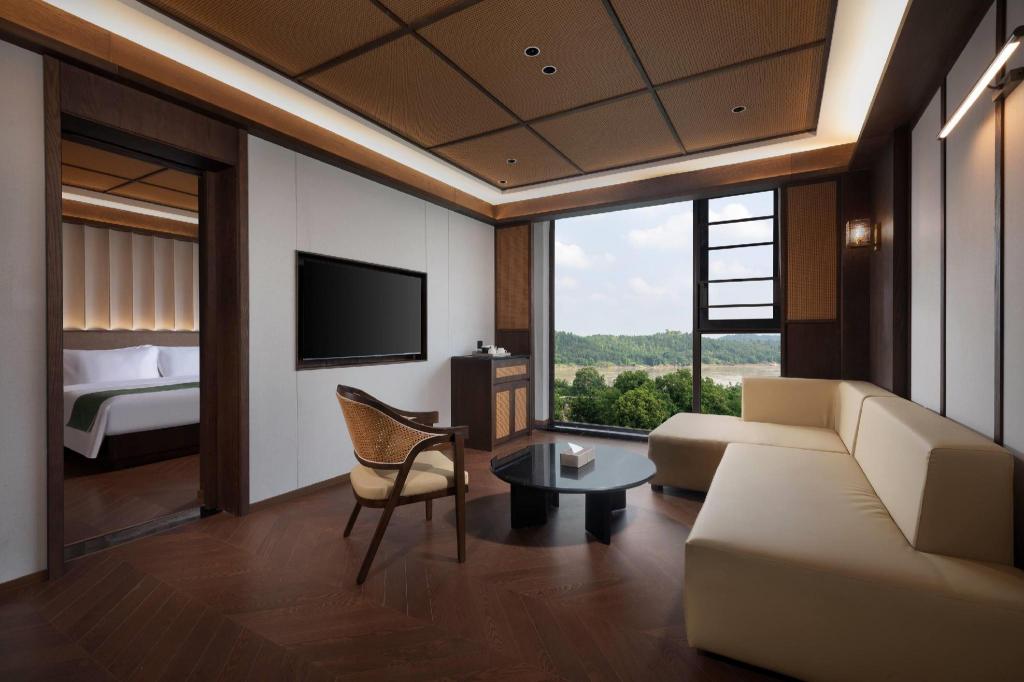 Suite, King Bed, River View