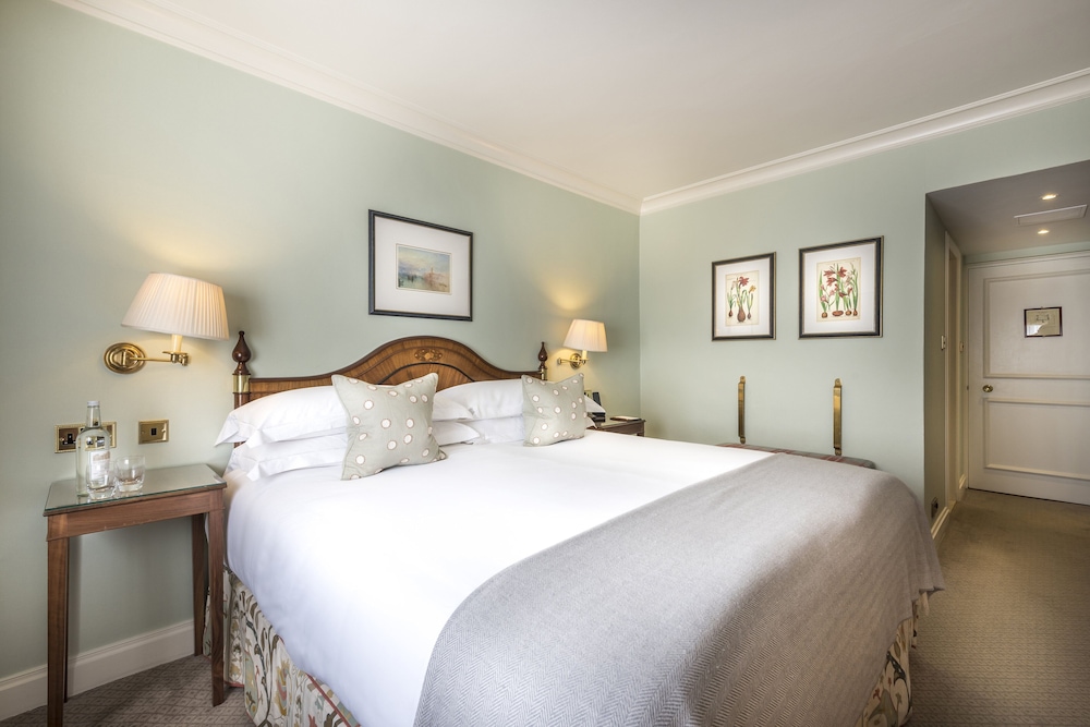 CLASSIC, TOWN HOUSE, DOUBLE OR TWIN BED