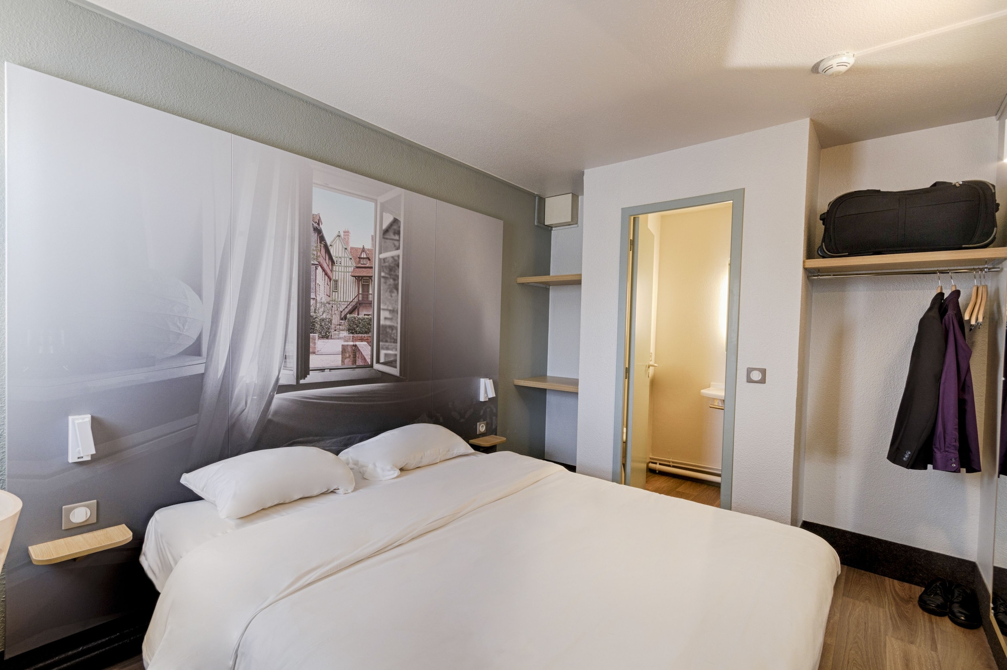 ROOM, DOUBLE BED