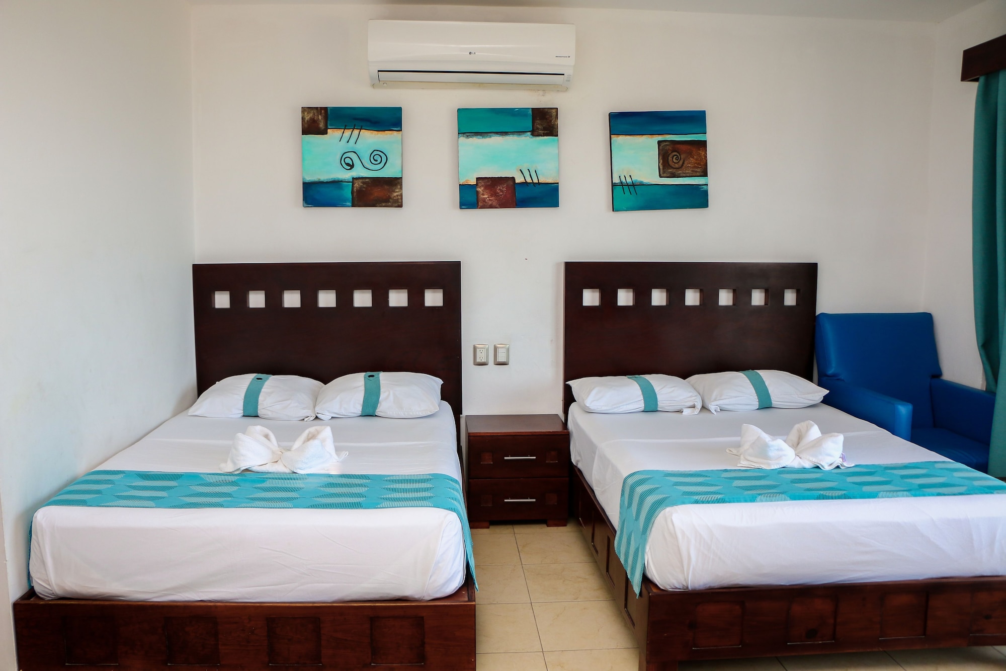 STANDARD, QUADRUPLE, 2 DOUBLE BEDS