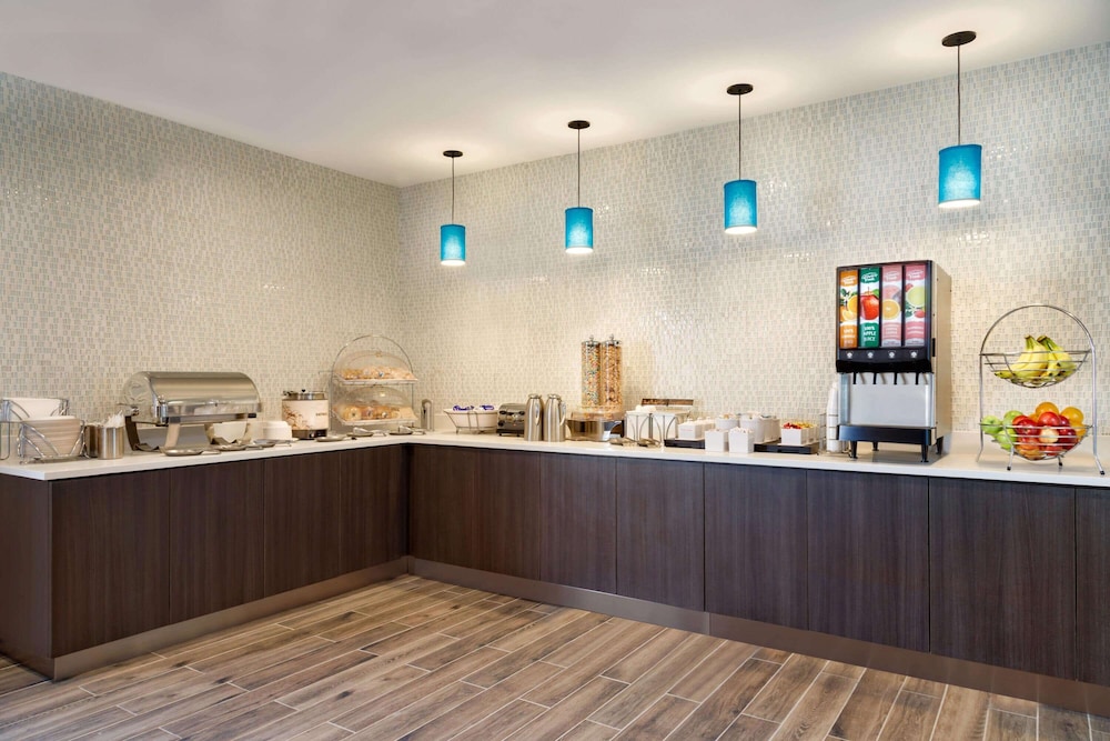 La Quinta Inn & Suites by Wyndham St Louis Route 66 12/47