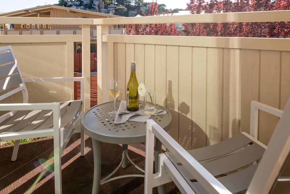 The Lodge At Tiburon 53/66
