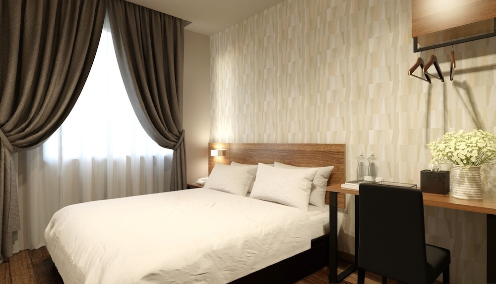 The Square Hotel 24/62