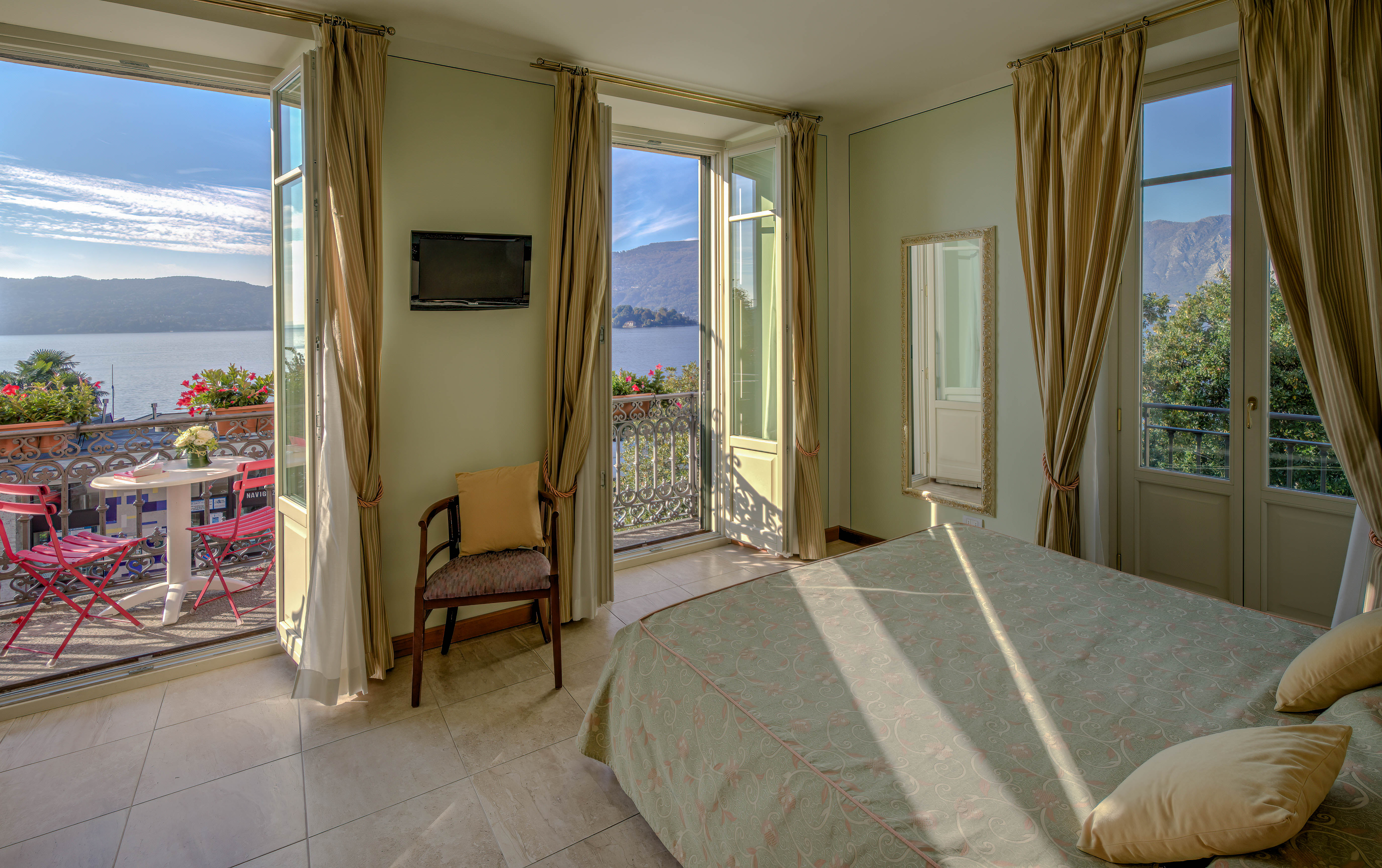 غرفة ديلوكس ثلاثية بإطلالة على البحيرة، Hotel Belvedere San Gottardo by LVG Hotel Collection 4/5