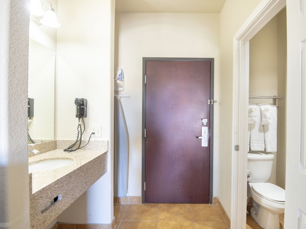 OYO Townhouse Clute Lake Jackson 10/44