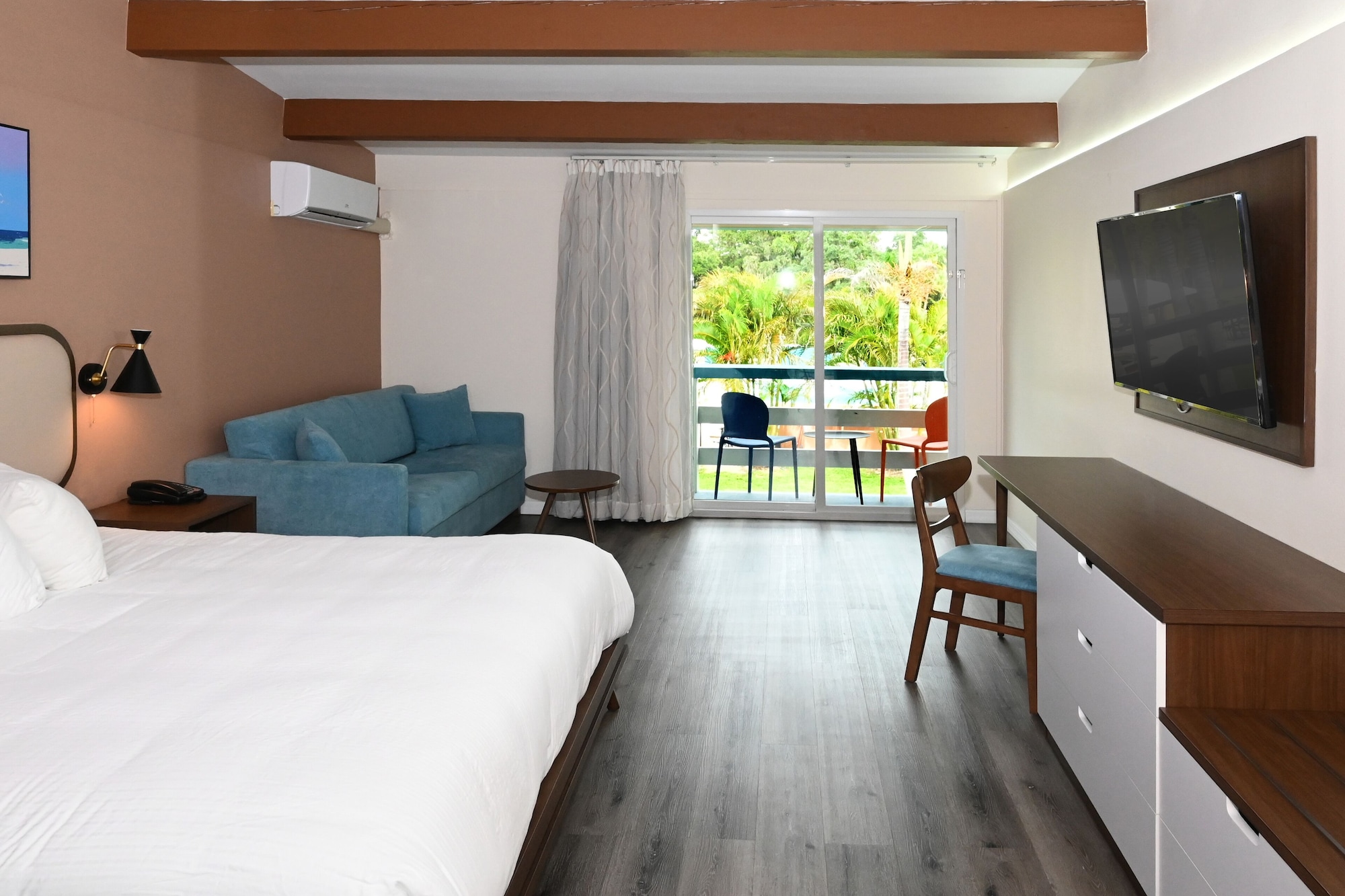 PREMIUM, KING BED, POOL VIEW, BALCONY OR PATIO
