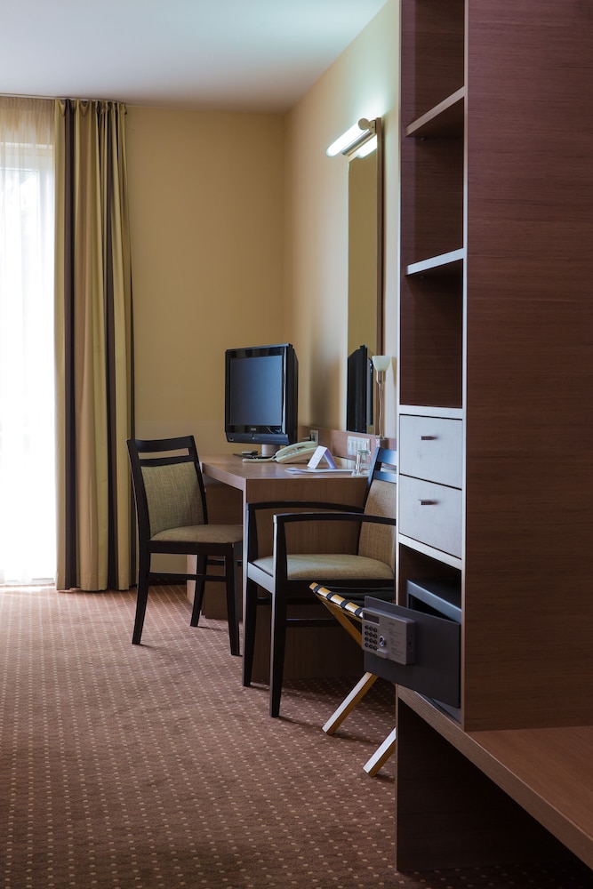 CE Plaza Hotel 28/33