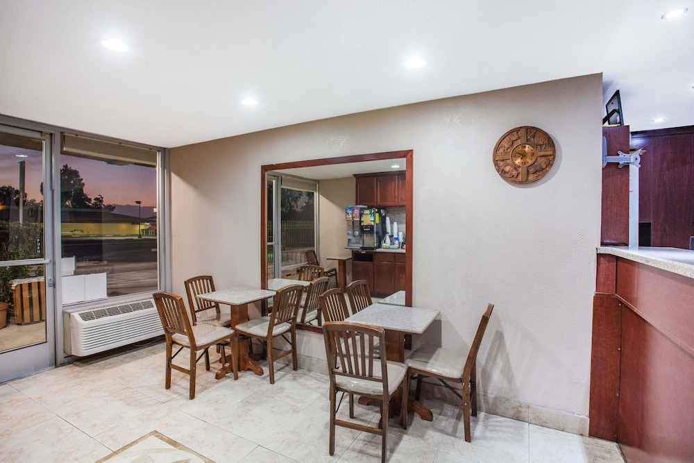 Super 8 By Wyndham Redlands/San Bernardino 21/25