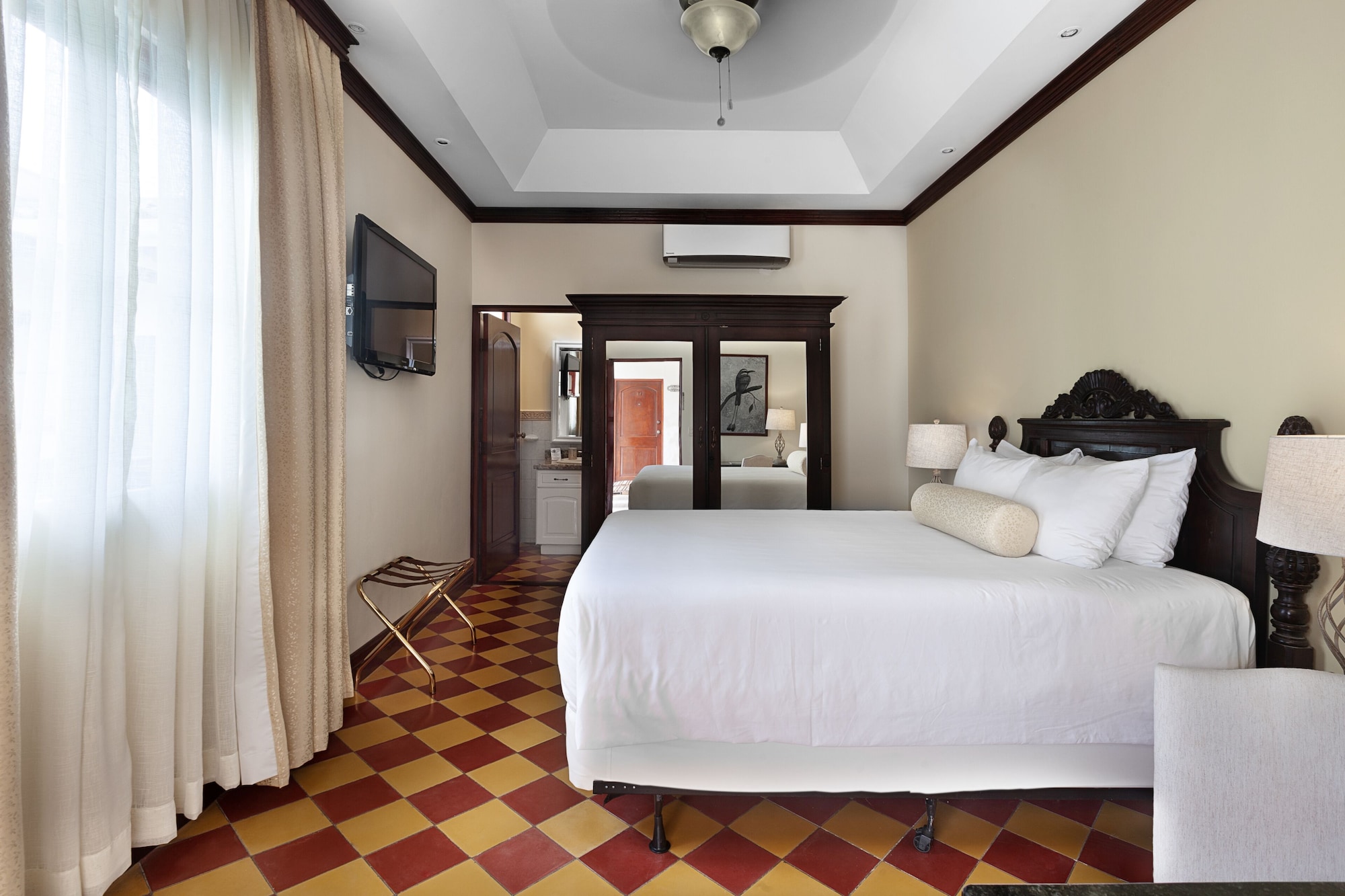 Colonial, Courtyard, Queen Bed