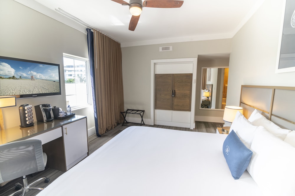 DELUXE, KING BED, CITY VIEW