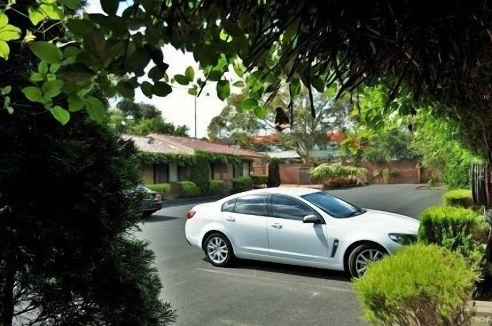 Nunawading Motor Inn 27/29