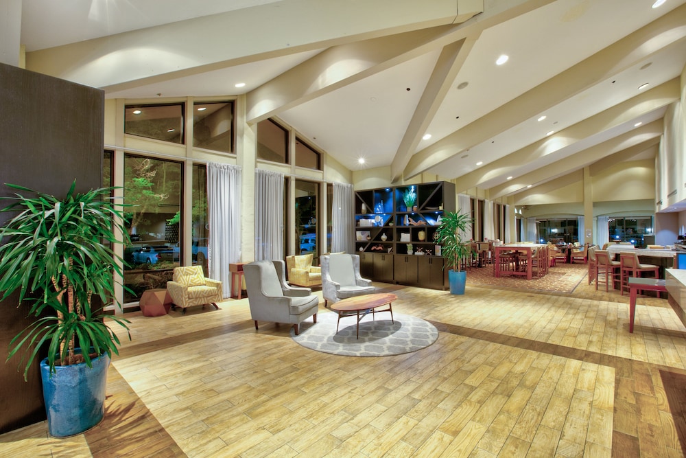 Holiday Inn Hotel And Suites 7/66
