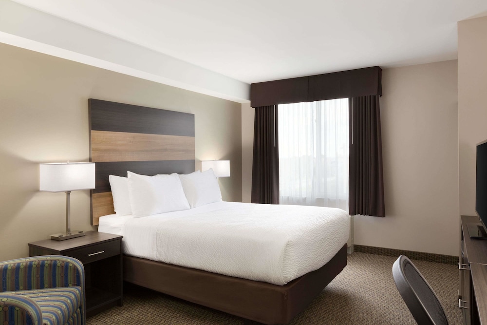 Days Inn & Suites By Wyndham Lindsay 6/43