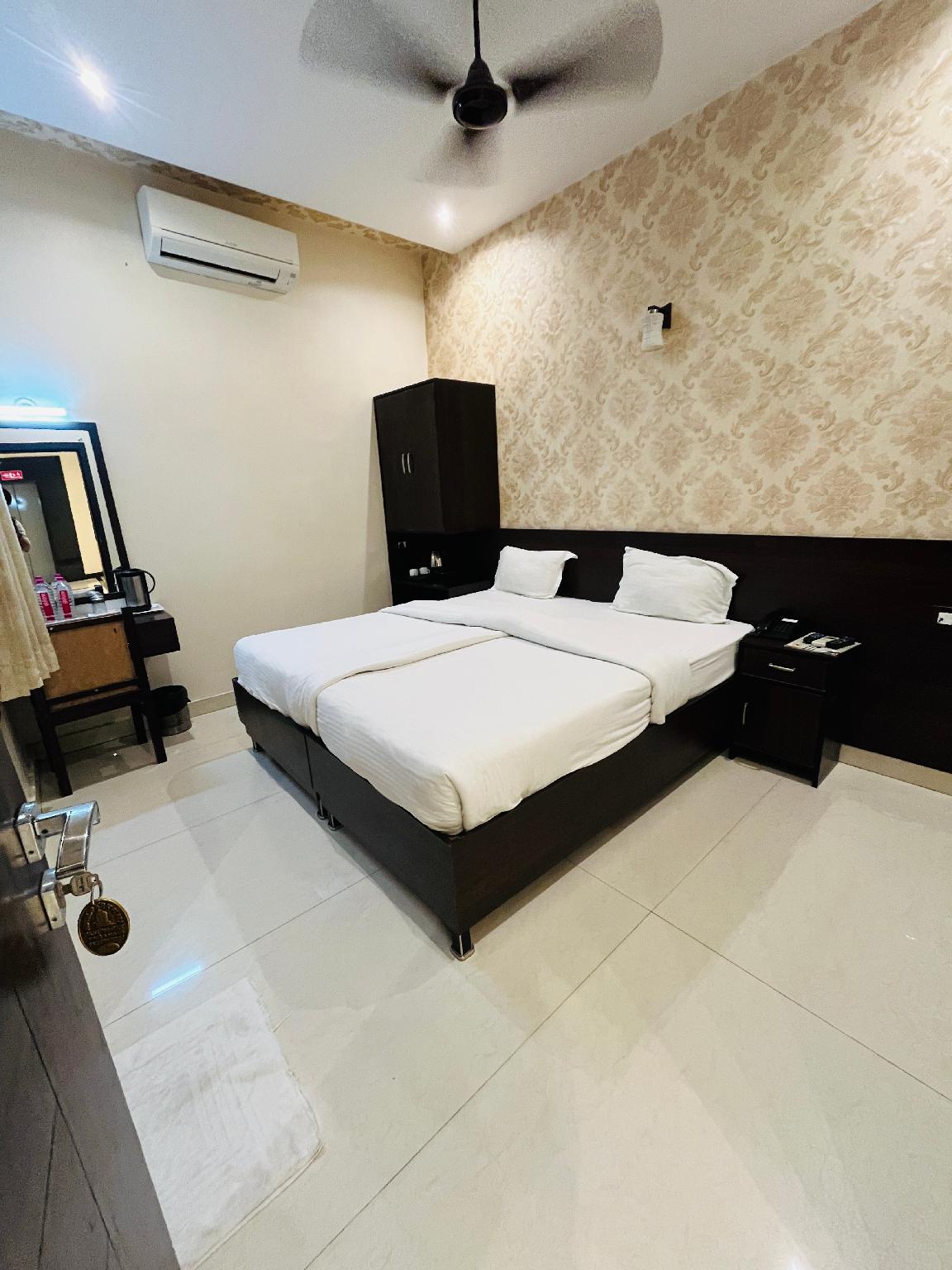 Oyo Rooms Mall Road Cantonment 18/46