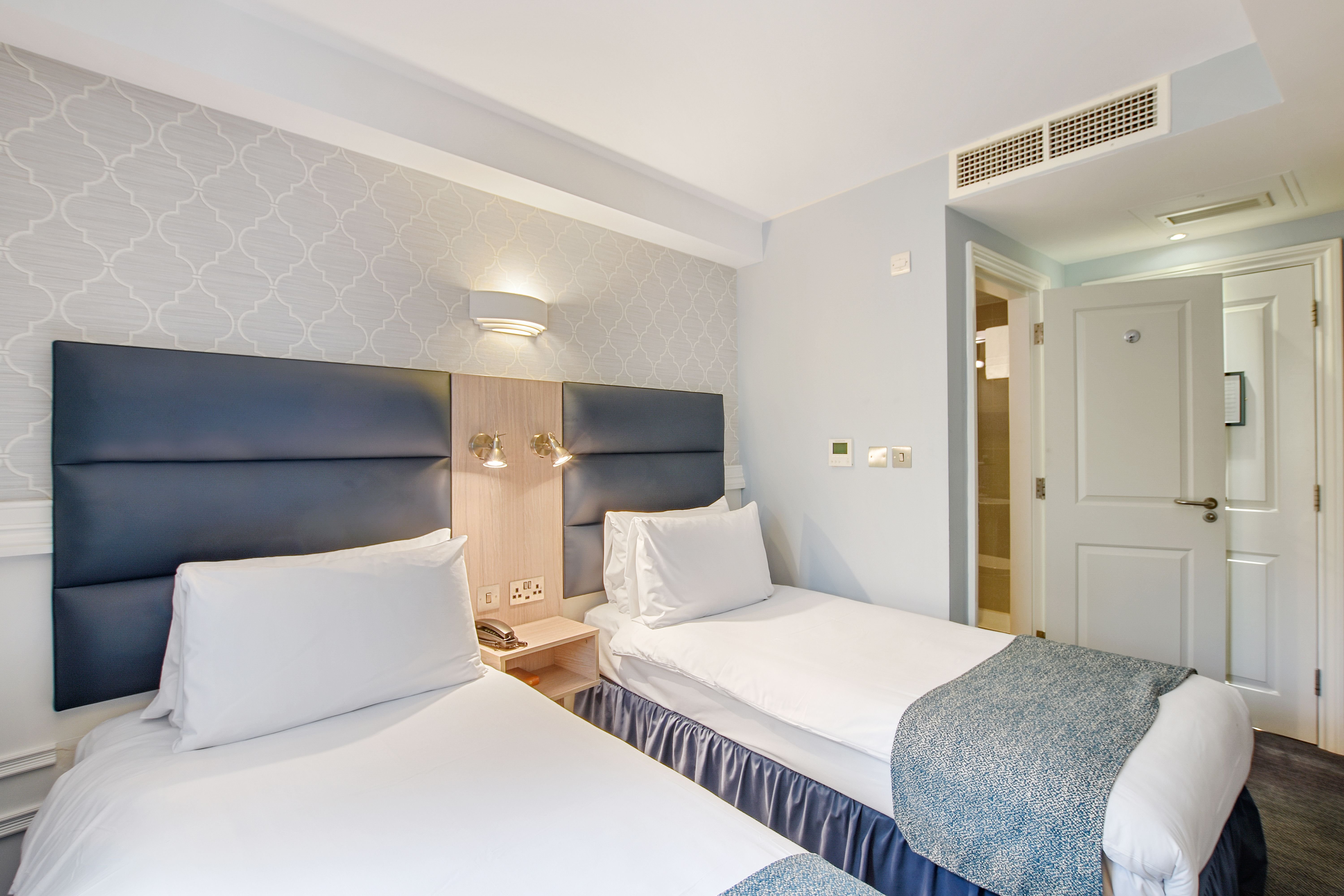ROOM, TWIN BEDS