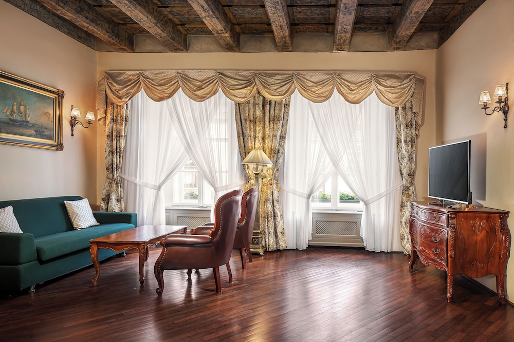 Iron Gate Hotel And Suites 42/71