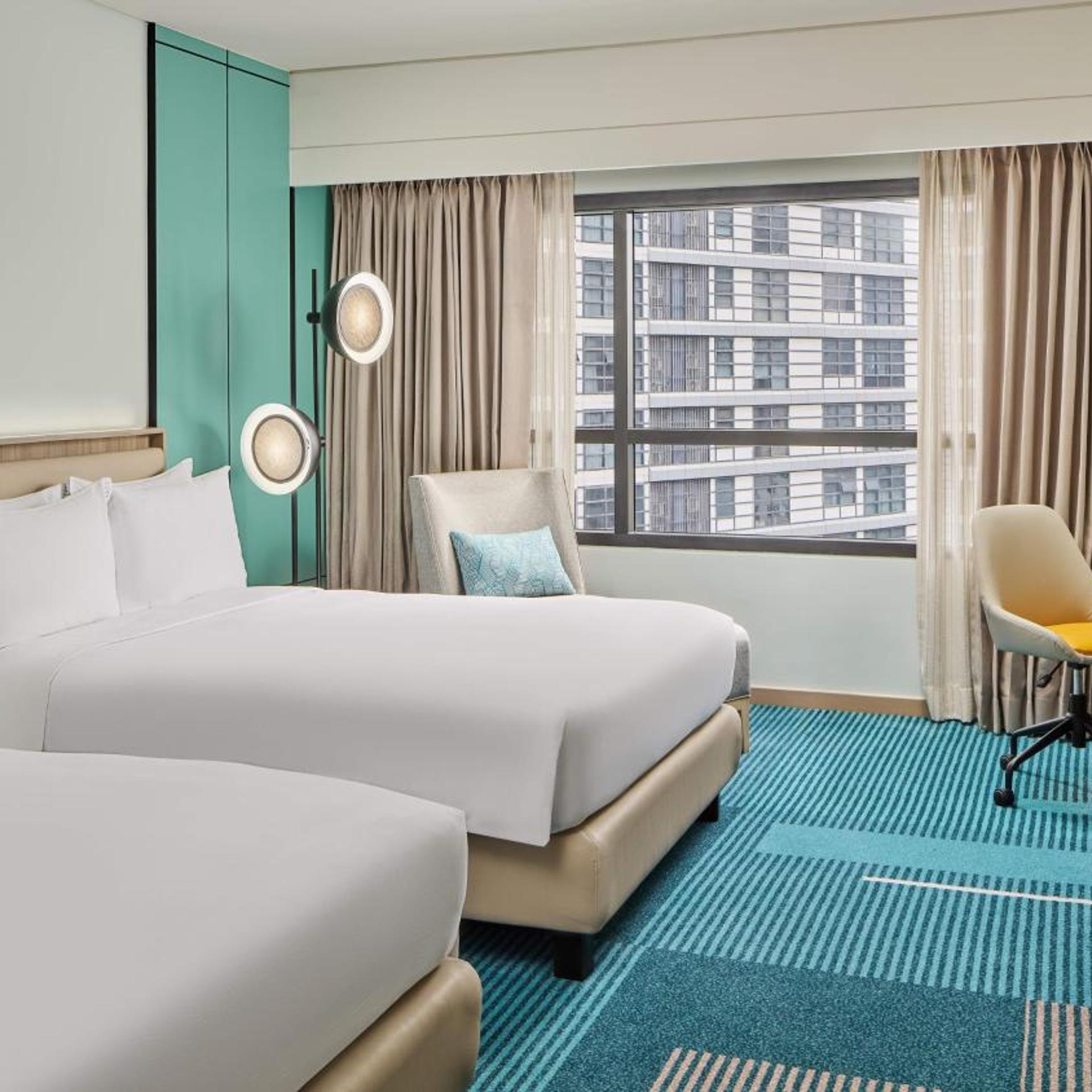 غرفة قياسية بسريرين منفصلين مع دخول الصالة، Holiday Inn & Suites Makati 3/6