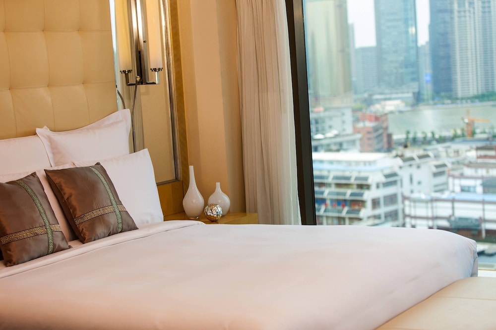 Room at Renaissance Shanghai Yu Garden Hotel, SHANGHAI