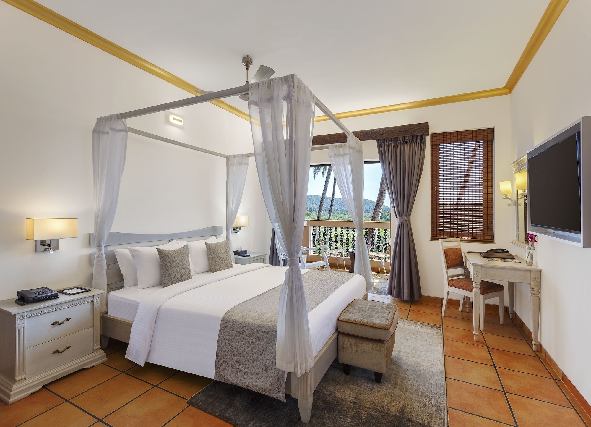 EXECUTIVE, SUITE
