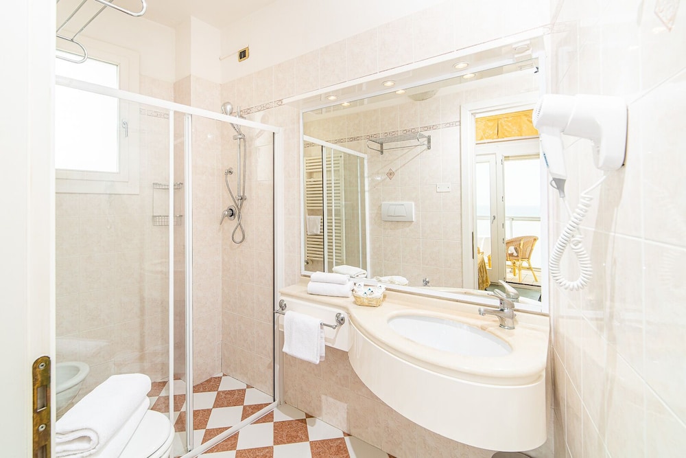 Karinzia Hotel 19/76