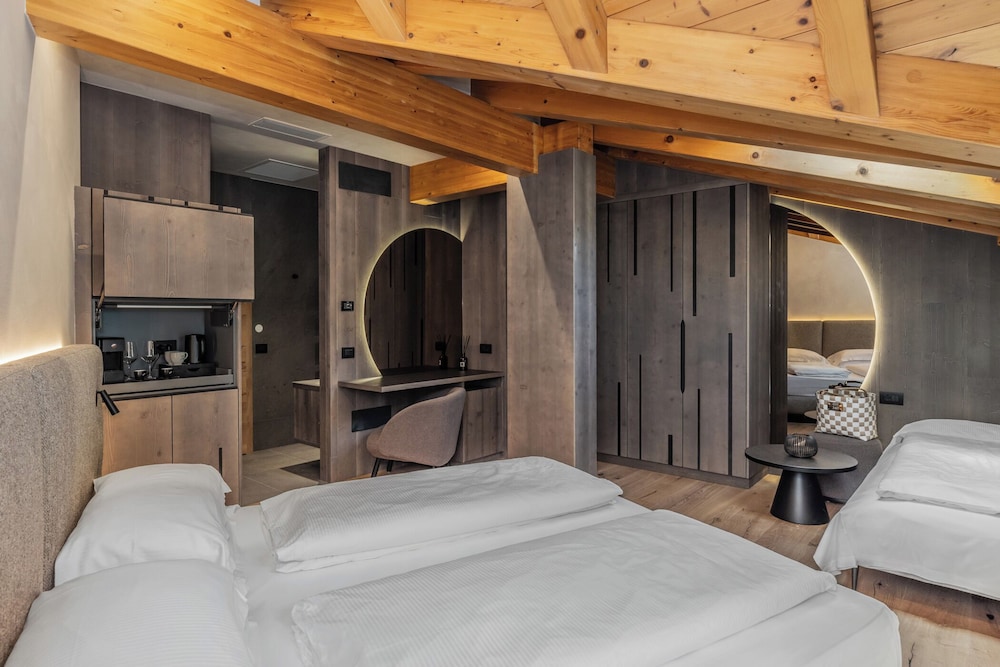 Nature Living, 1 King and 1 Single Beds، Hotel Palace Ravelli 2/7