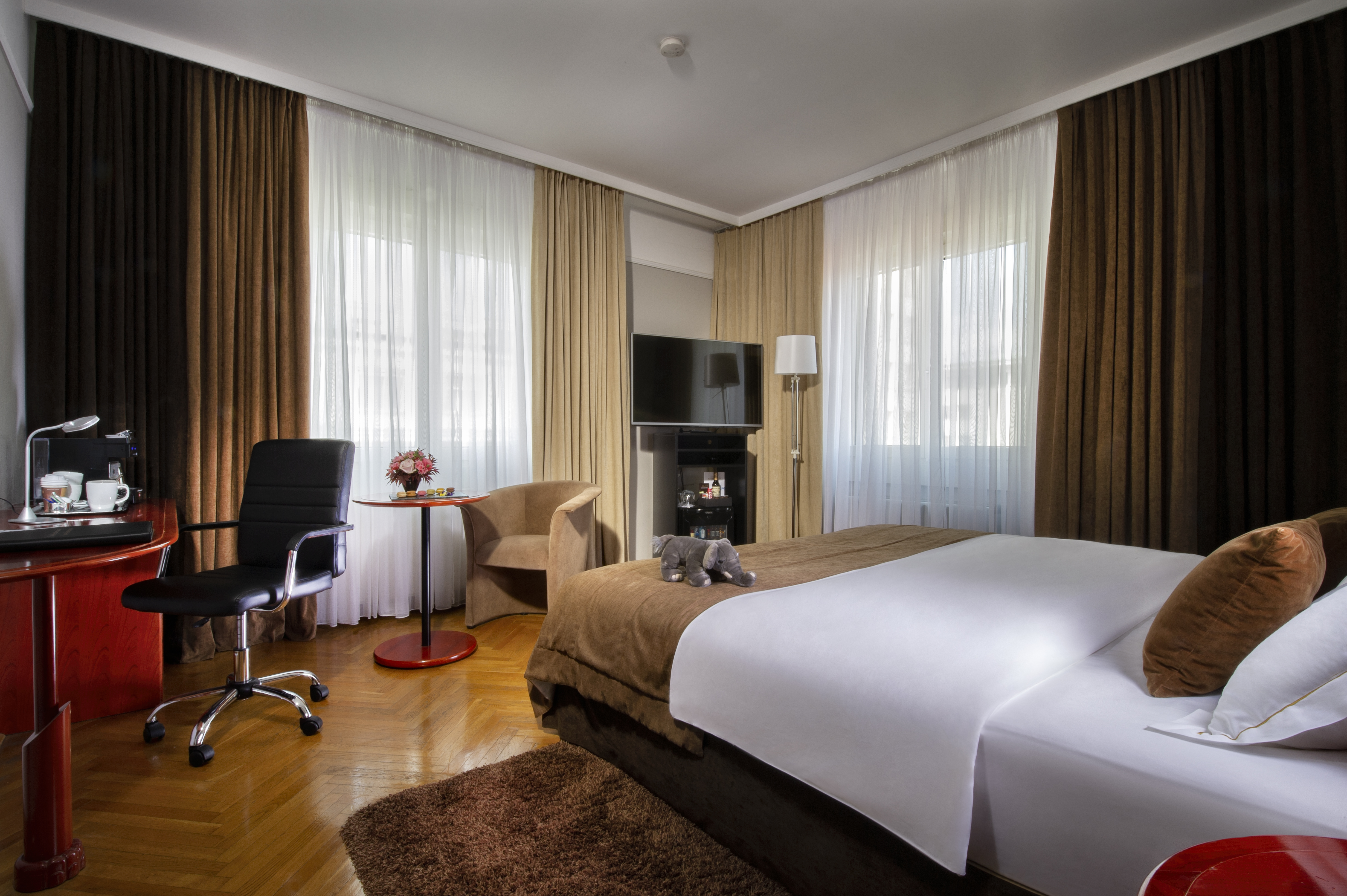 DELUXE, DOUBLE BED