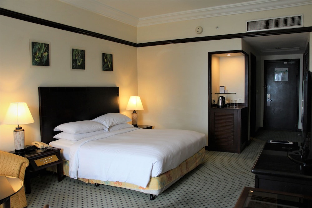 غرفة ديلوكس بسرير كينج بإطلالة على البحر بشرفة، Miri Marriott Resort And Spa 4/7