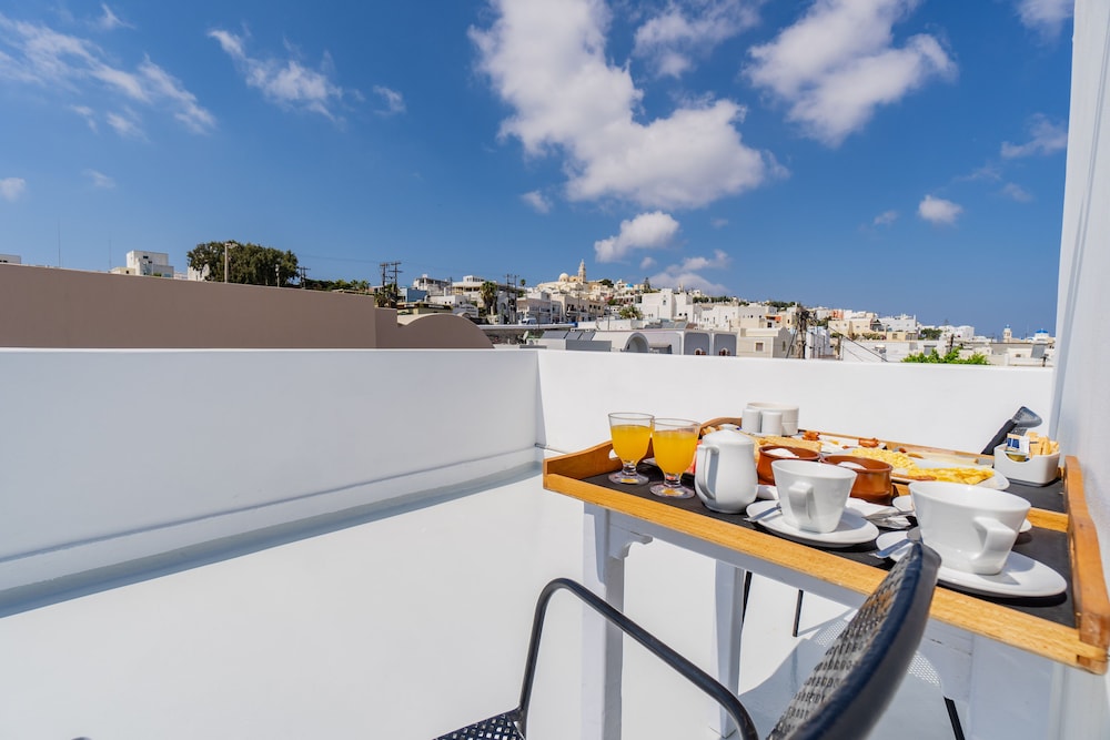 Central Fira Hotel 60/62