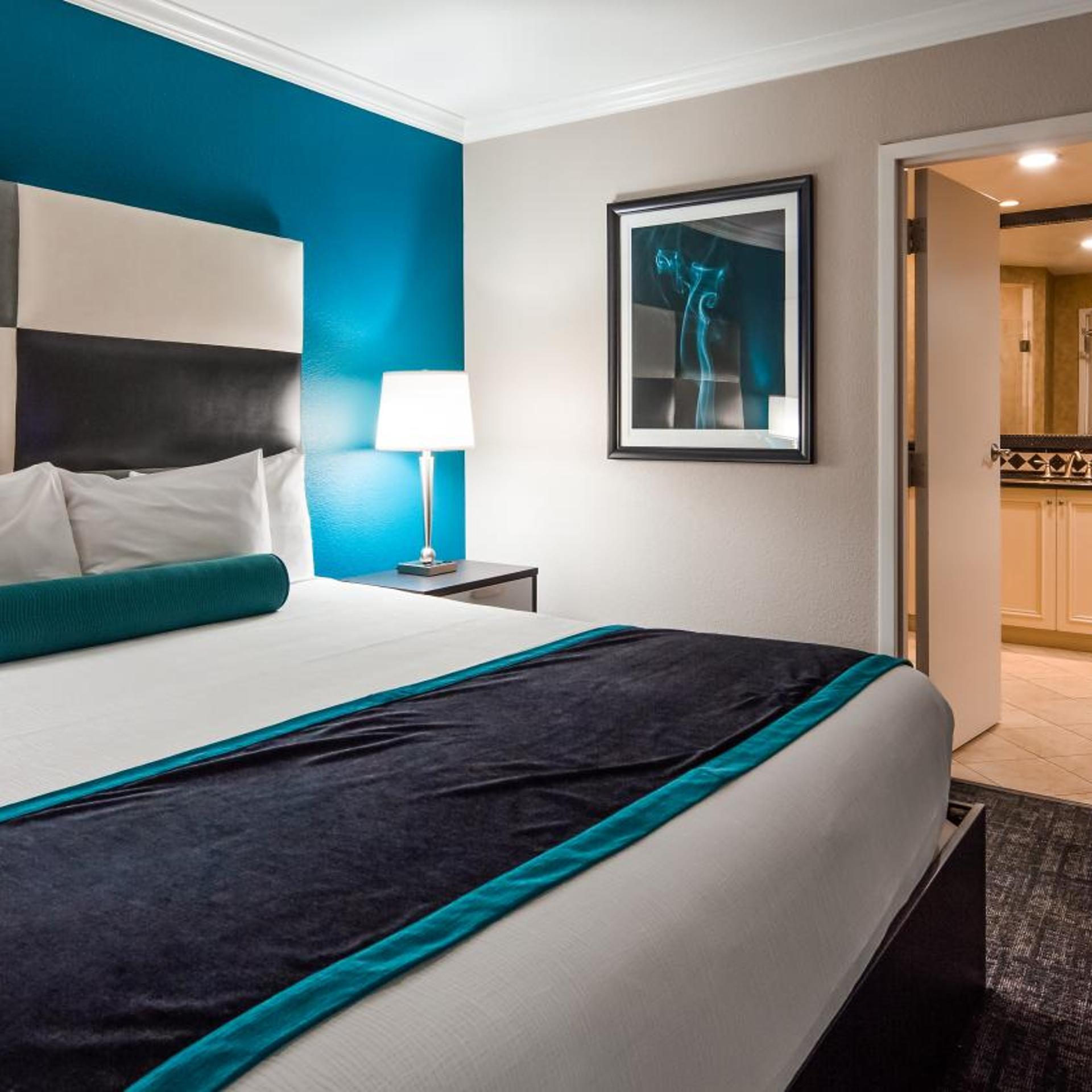 Deluxe, Suite, King Bed, Best Western Plus Casino Royale–Center Strip 4/8