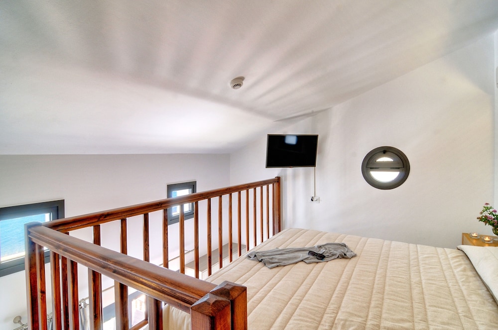 MYRTOS MARE SUITES 9/46
