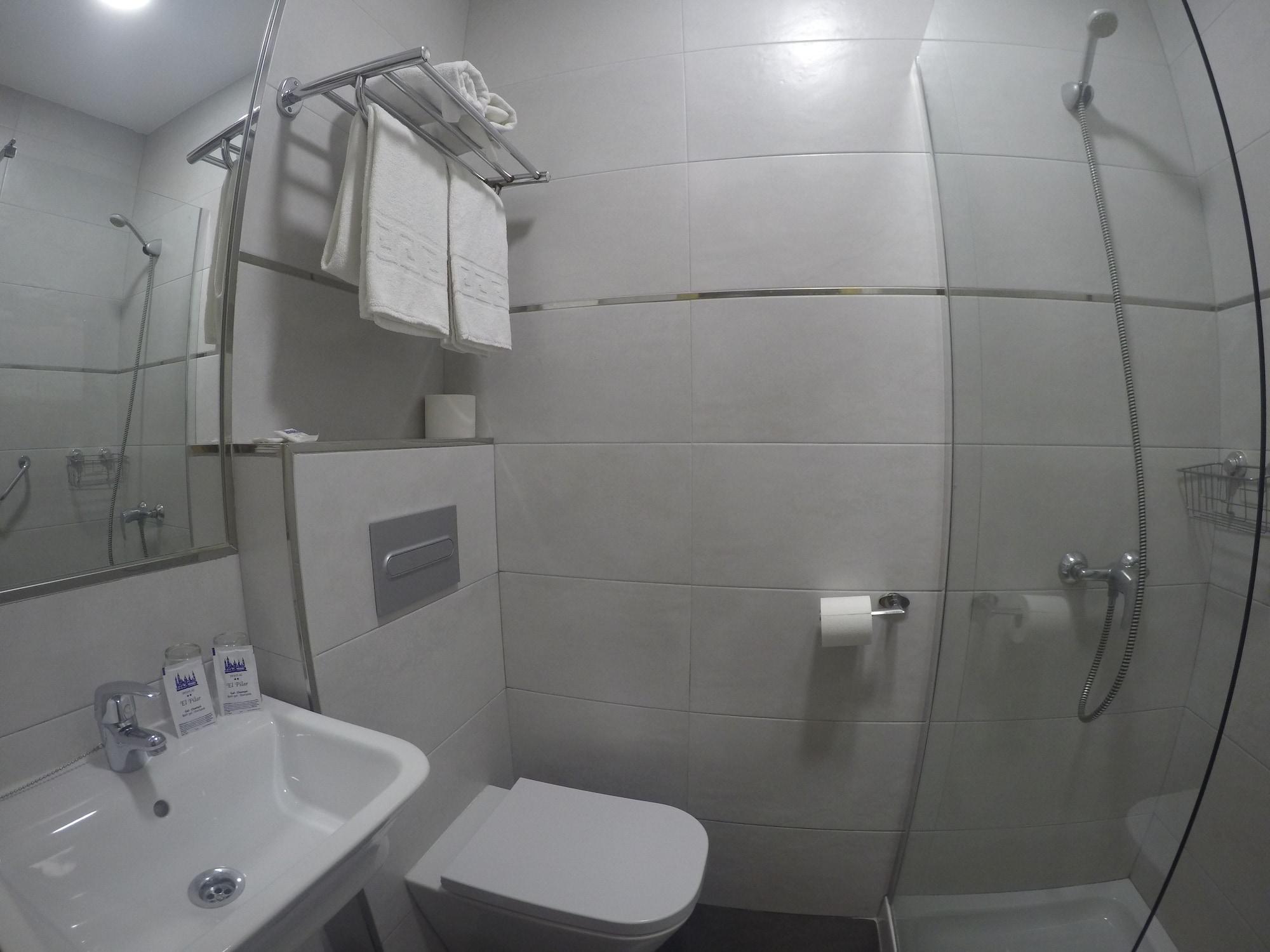 غرفة رباعية بحمام خاص، Hostal El Pilar 8/10