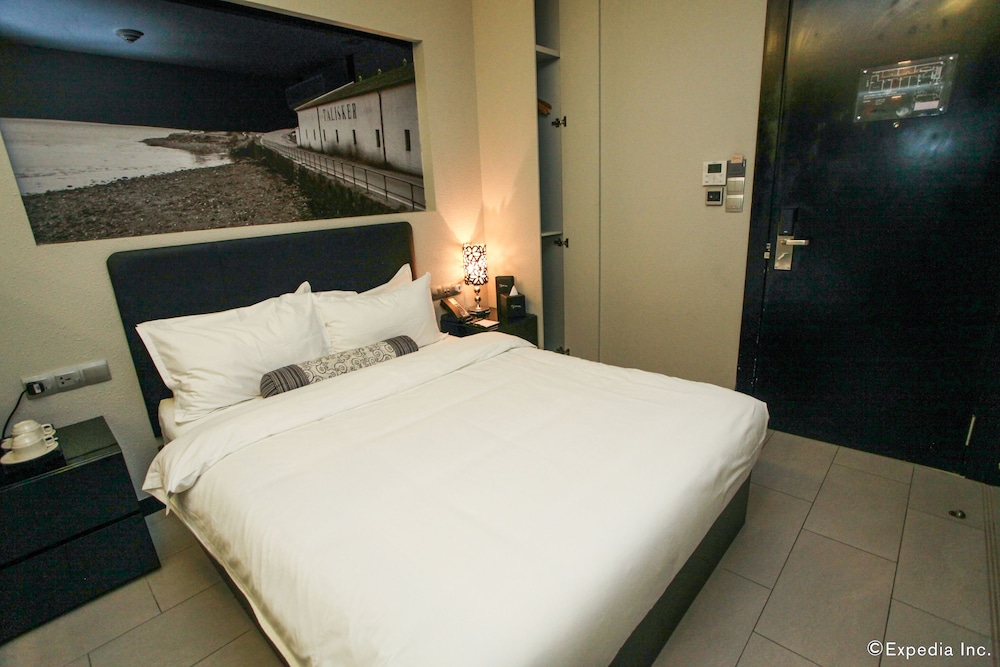 EXECUTIVE, KING BED