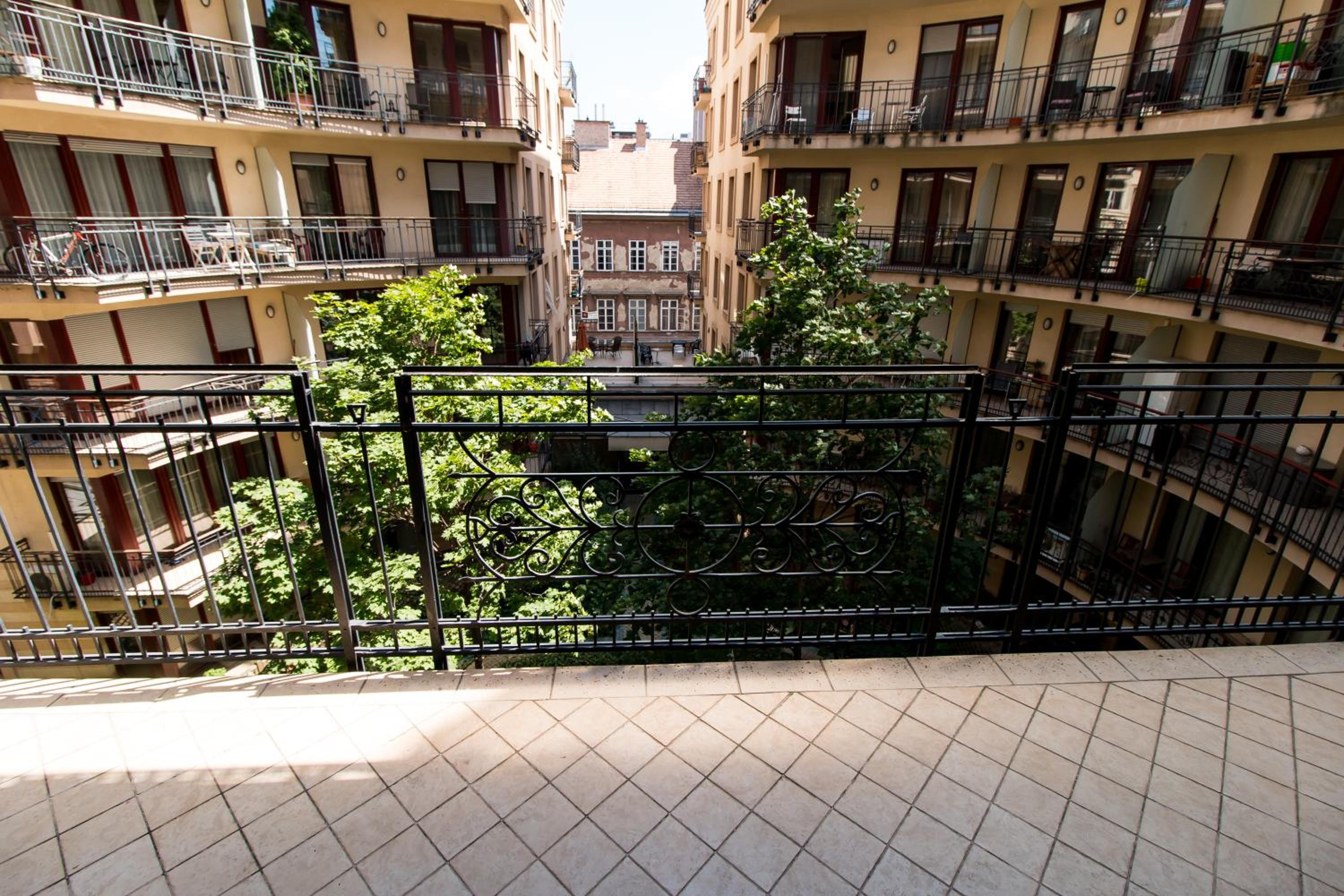 King Apartments 43/50