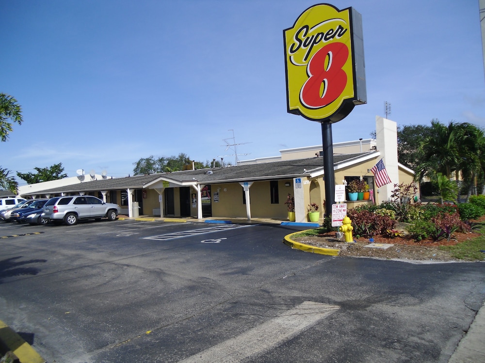Super 8 By Wyndham Lantana West Palm Beach 4/34