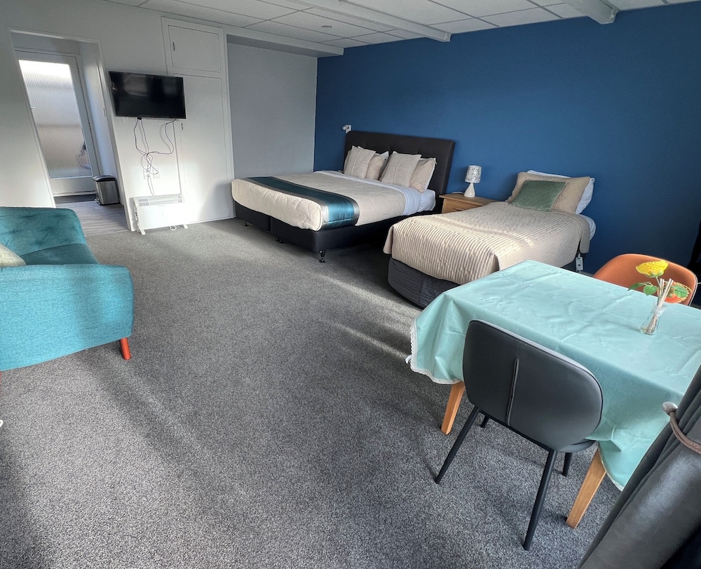 Diplomat Motel 38/68