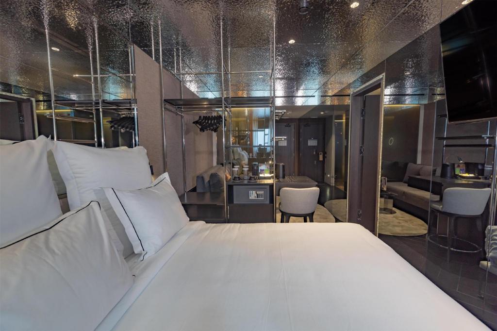 1 BEDROOM, SUITE, KING BED, JETTED TUB, TERRACE