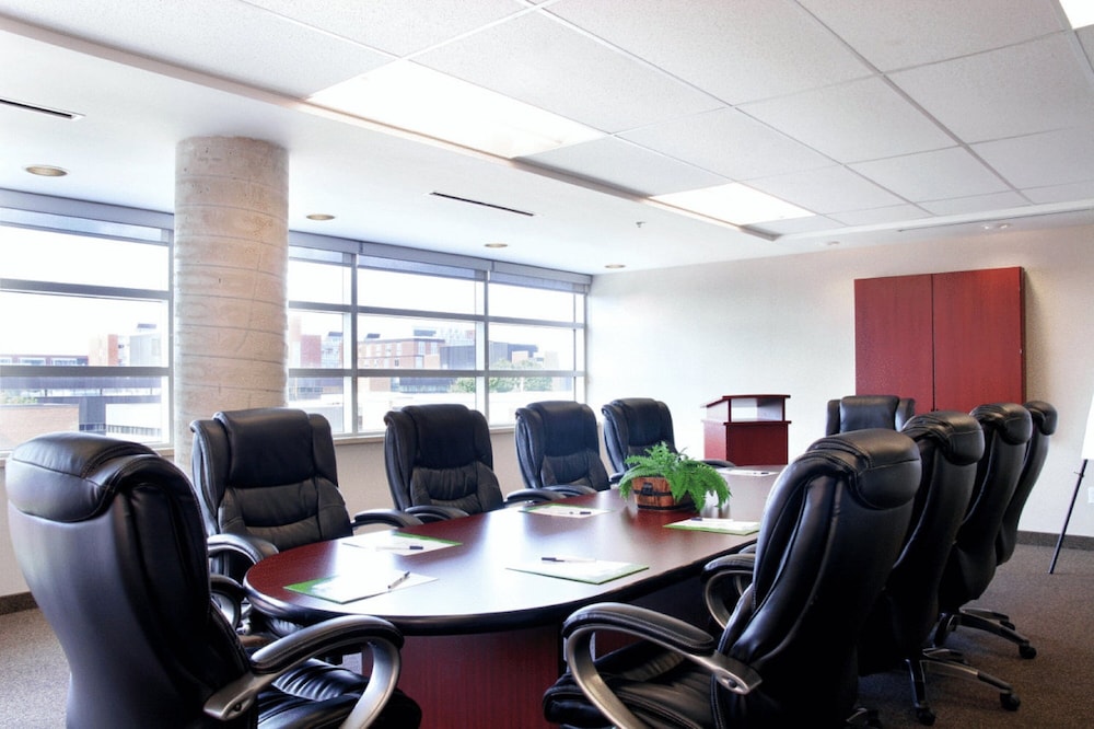 Residence & Conference Centre - Oshawa 19/22