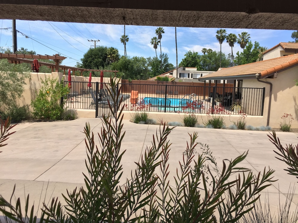 Casa Ojai Inn 56/60