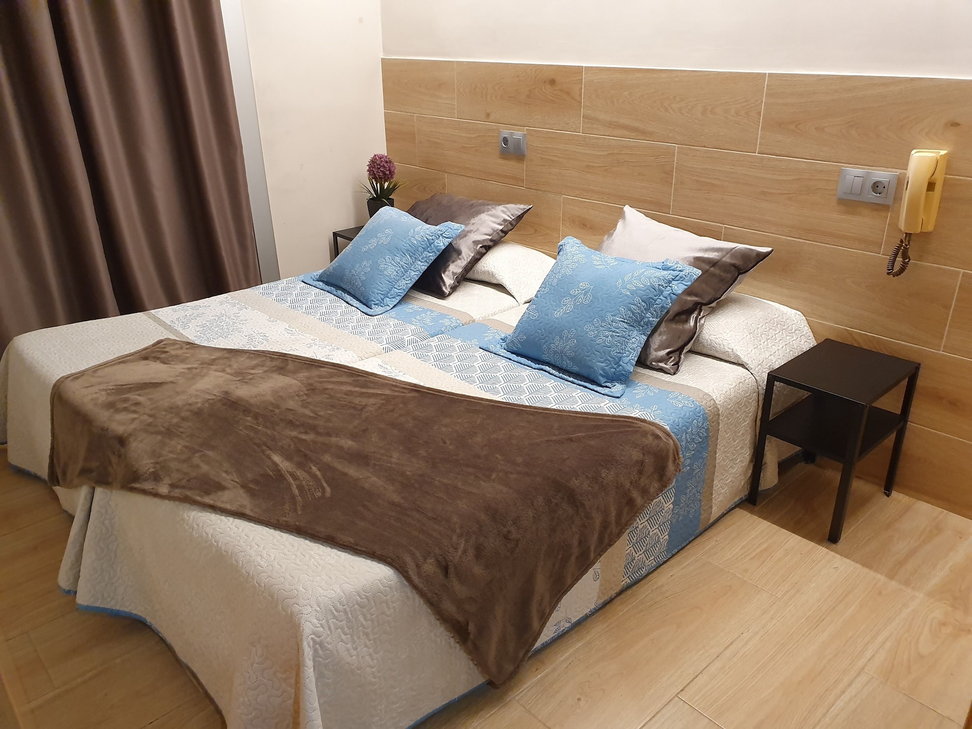 ROOM, TWIN BEDS, PRIVATE BATHROOM
