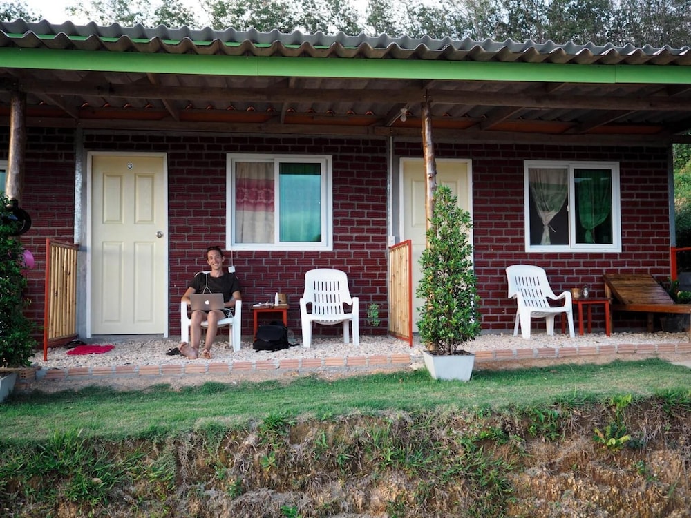 Cat Bungalow 6/66