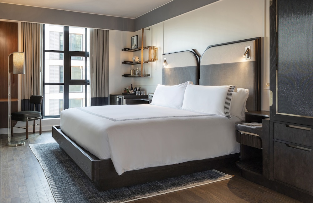 ROOM, QUEEN BED