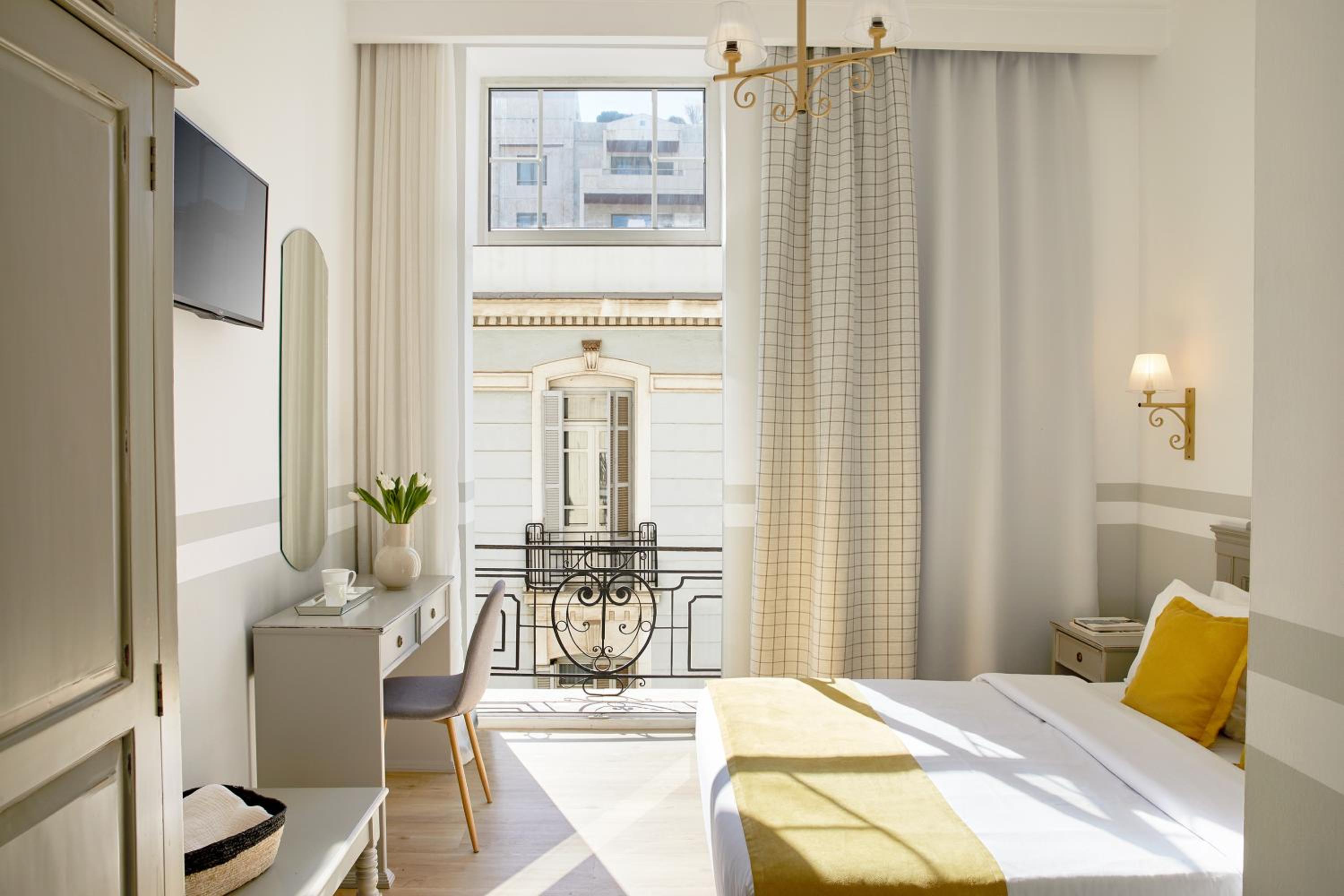 ROOM, DOUBLE OR TWIN BED