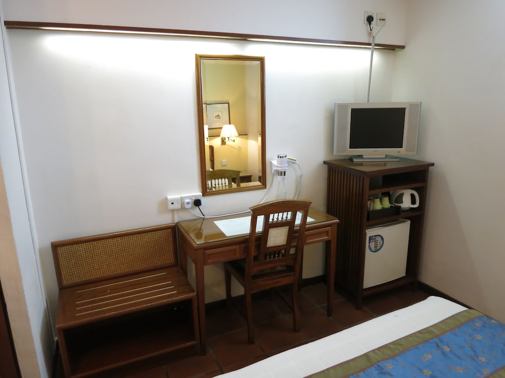 Perak Hotel 46/51