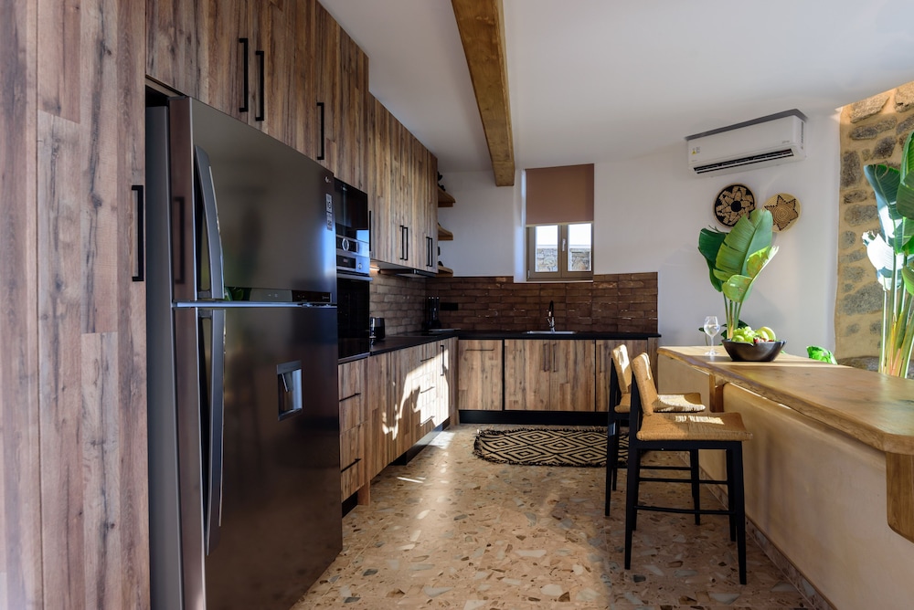 VRACHOS SUITES MYKONOS 64/75