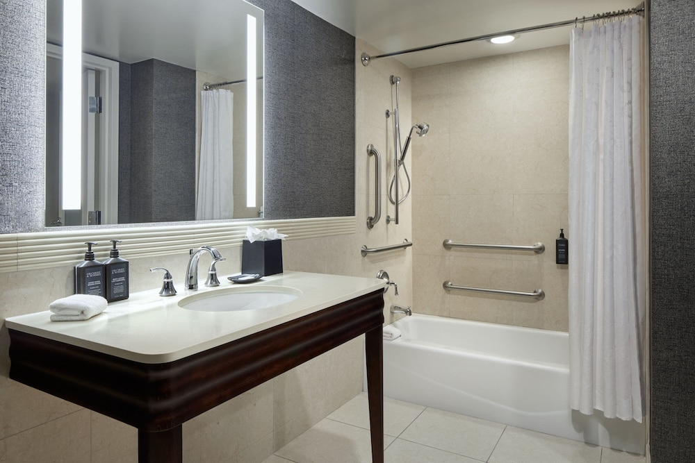جناح بسرير كينج بإطلالة على الفناء مع أريكة لذوي الإعاقة، Sheraton Valley Forge King of Prussia 2/2