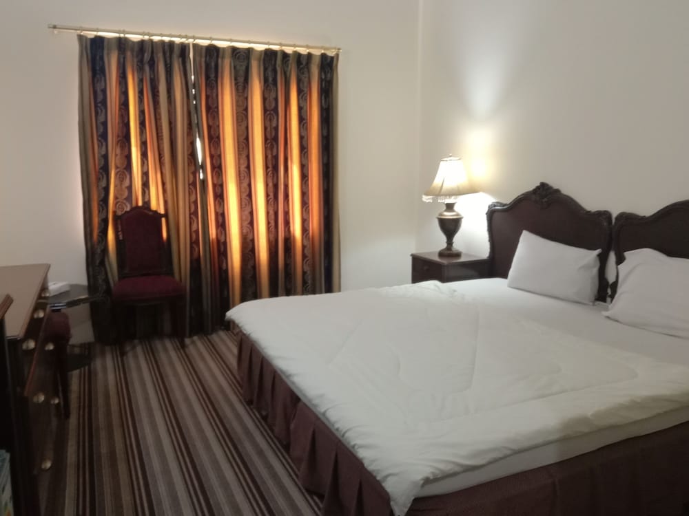 Al Commodore Hotel 12/40