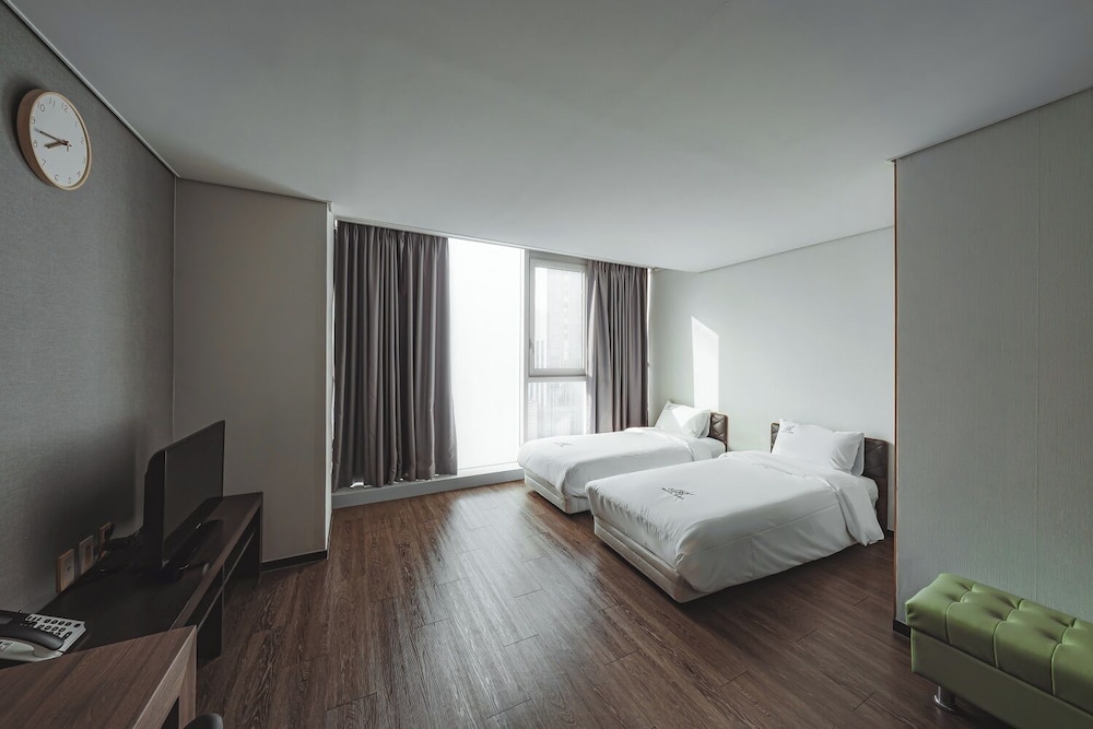 Brown Suites Sinchon Central 30/48
